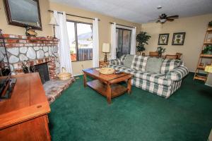 ein Wohnzimmer mit Couch und Kamin in der Unterkunft Boulder creek #1417 in Big Bear Lake