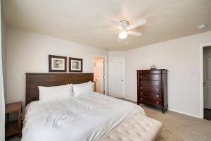 Un dormitorio con una cama y un ventilador de techo. en True Blue Family Home, en Meridian