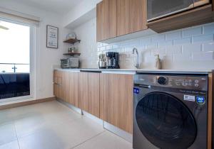 a kitchen with a washing machine in a kitchen at Viva Jaco in Jacó