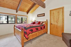 Giường trong phòng chung tại All season alpine retreat #1184