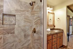 een badkamer met een douche en een wastafel bij Eagle point lodge #2080 in Big Bear Lake +25 foto's