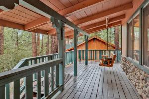 een omlopend terras op een hut in het bos bij Casa bosque #2176 in Big Bear Lake