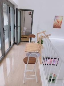 a room with a staircase with a stool and a chair at Yến Homestay in Phước Hậu +16 photos