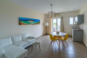 A seating area at Windmill Apartments