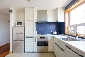 Η κουζίνα ή μικρή κουζίνα στο Yuki Yama Apartments