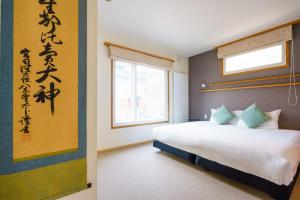 ein Schlafzimmer mit einem Bett und einem Fenster in der Unterkunft Yuki Yama Apartments in Kutchan + 17 Fotos