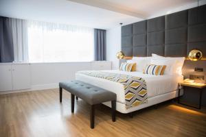 Een bed of bedden in een kamer bij Hotel Tres Reyes Pamplona
