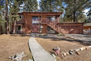 een huis met een trap ervoor bij Eagle point lodge #2080 in Big Bear Lake