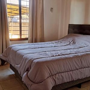 コンコルディアにあるLa Casita El Martilloの窓付きのベッドルームに座ってベッド1台