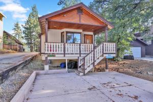 een klein huisje met een trap voor een huis bij Cozy haven #1966 in Big Bear Lake