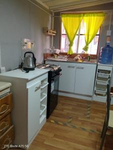 a kitchen with a sink and a stove top oven at Hostal MIRAMAR En Pleno Centro de Pozo Almonte in Pozo Almonte