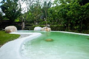een plas water met rotsen erin bij Krazy Gecko Resort in Pokhara