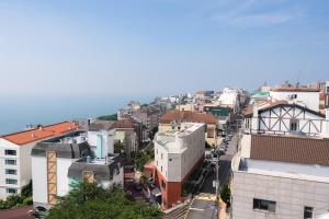 una vista aérea de una ciudad con edificios en Double-decker pension Ocean view duplex with a view of Cheongsapo Beach train #High-rise view#Ocean front view, en Busan