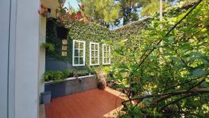 Taman di luar Heal Stay Bintaro +17 gambar