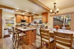 een keuken met houten kasten en een tafel en stoelen bij Eagle point lodge #2080 in Big Bear Lake