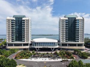 黄岛青岛西海岸喜来登酒店的两座高楼,前面设有停车位