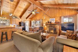 ein Wohnzimmer mit Couch und Kamin in der Unterkunft Oriole cottage #621 in Big Bear Lake
