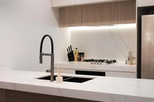Η κουζίνα ή μικρή κουζίνα στο 'CoCo' 2-BR Apt in the heart of Burwood with free parking +30 φωτογραφίες