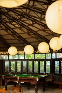 een pooltafel in een kamer met kroonluchters bij Krazy Gecko Resort in Pokhara