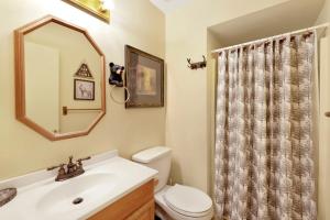 un bagno con lavandino, WC e specchio di Inn Between Pines#1411 a Big Bear Lake Altre 19 foto
