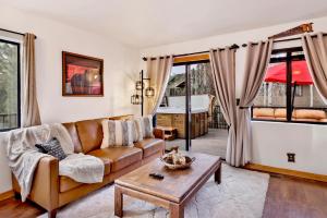 un soggiorno con un divano e un tavolo di Inn Between Pines#1411 a Big Bear Lake