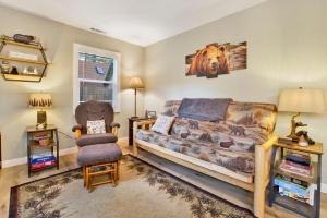 ein Schlafzimmer mit einem Bett und einem Stuhl in der Unterkunft Beary cozy cabin #2315 in Big Bear Lake
