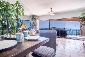 ein Wohnzimmer mit Sofa und Tisch in der Unterkunft Sonoran Sea in Campo del Medio