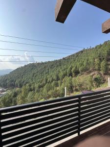 Nespecifikovaný výhled na hory nebo výhled na hory při pohledu z kempu