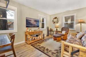 ein Wohnzimmer mit einer Couch und einem Sessel in der Unterkunft Beary cozy cabin #2315 in Big Bear Lake