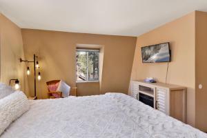 ein Schlafzimmer mit großem Bett und Fenster in der Unterkunft Pinewood inn #2093 in Big Bear Lake