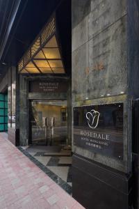 ein Gebäude mit einem Aoked-Ball-Schild an der Seite in der Unterkunft Rosedale Hotel Hong Kong in Hongkong