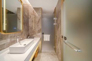 Bodun International Apartment Foshan Shunde Fengjian Water Village Branch的一间浴室