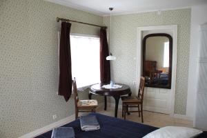 sypialnia z łóżkiem, stołem i lustrem w obiekcie Trepimäe Guest Apartment w mieście Viljandi