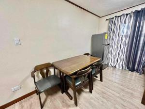 Un comedor con mesa y sillas de madera. en Lakbay Philippines, en Baguio 14 fotos más