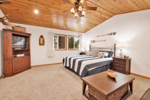 Postel nebo postele na pokoji v ubytování Flitterbick lodge #2246