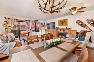 un soggiorno con un tavolo e un divano di Inn Between Pines#1411 a Big Bear Lake