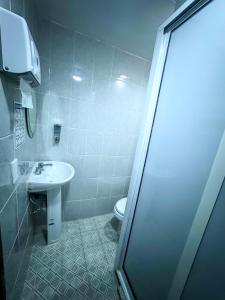 Bilik mandi di Hotel CALLI YOLOTL Teotihuacan