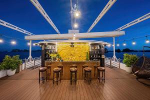 Balkón nebo terasa v ubytování Halong Athena Cruise
