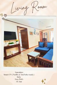 Una sala de estar con un sofá azul y un televisor en Lakbay Philippines, en Baguio