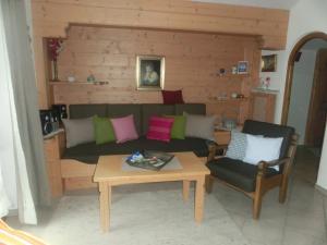 sala de estar con sofá y mesa en Ferienhaus Lipp, en Mittenwald