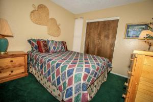 ein Schlafzimmer mit einem Bett mit einer bunten Bettdecke in der Unterkunft Boulder creek #1417 in Big Bear Lake + 12 Fotos