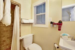 ein Badezimmer mit Toilette und Waschbecken und einem Fenster in der Unterkunft Beary cozy cabin #2315 in Big Bear Lake + 15 Fotos