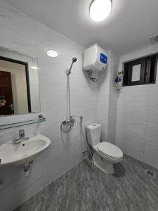 een badkamer met toilet en wastafel bij Hea Apartment in Hanoi +22 foto's