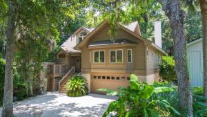 ein Haus mit einer Garage und Bäumen in der Unterkunft 57 Lawton Rd, Sea Pines Pet Friendly home in Hilton Head Island