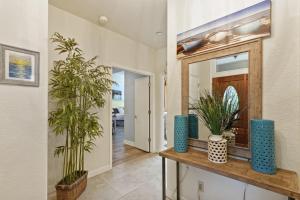 einen Flur mit Spiegel und zwei Topfpflanzen in der Unterkunft 57 Lawton Rd, Sea Pines Pet Friendly home in Hilton Head Island