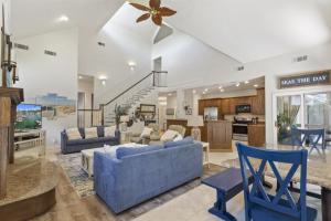 ein Wohnzimmer mit blauen Möbeln und eine Küche in der Unterkunft 57 Lawton Rd, Sea Pines Pet Friendly home in Hilton Head Island