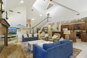 ein großes Wohnzimmer mit blauen Sofas und einer Küche in der Unterkunft 57 Lawton Rd, Sea Pines Pet Friendly home in Hilton Head Island + 39 Fotos