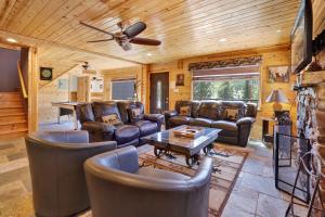 een woonkamer met lederen meubels en een plafondventilator bij Circle views #1602 in Big Bear Lake