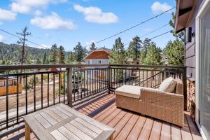 een terras met een bank en een tafel op een balkon bij Circle views #1602 in Big Bear Lake