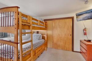 Zimmer mit einem Etagenbett und einer Treppe in der Unterkunft Pinewood inn #2093 in Big Bear Lake